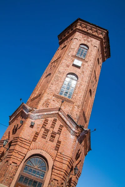 Cihlová věž ve městě staraya russa — Stock fotografie