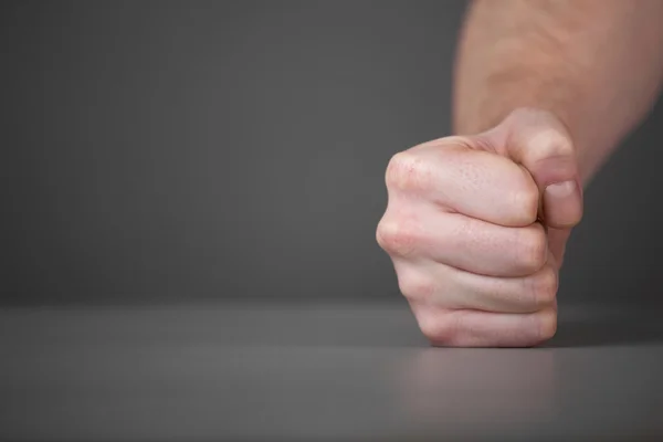 Punho masculino na mesa . — Fotografia de Stock