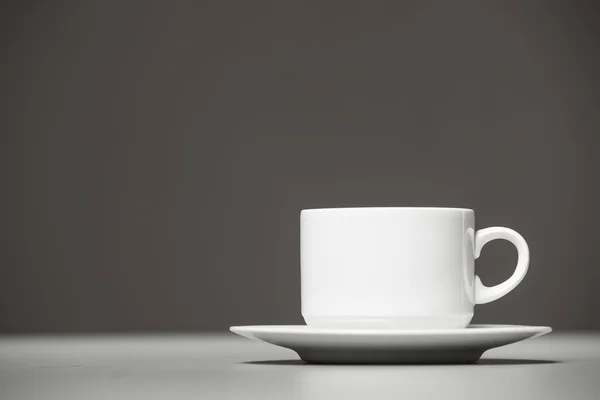 Taza de café sobre un fondo gris . — Foto de Stock