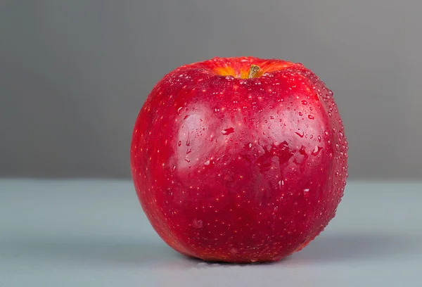 Manzana roja húmeda —  Fotos de Stock