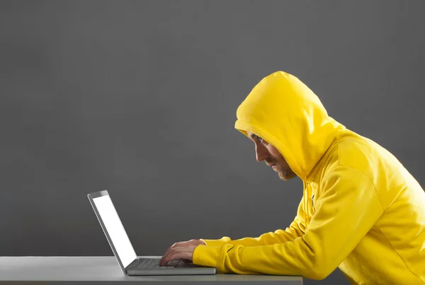 Mann in gelber Jacke arbeitet im Internet — Stockfoto