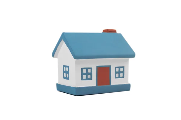 흰색 배경에 파란색 지붕 가진 작은 집 — 스톡 사진