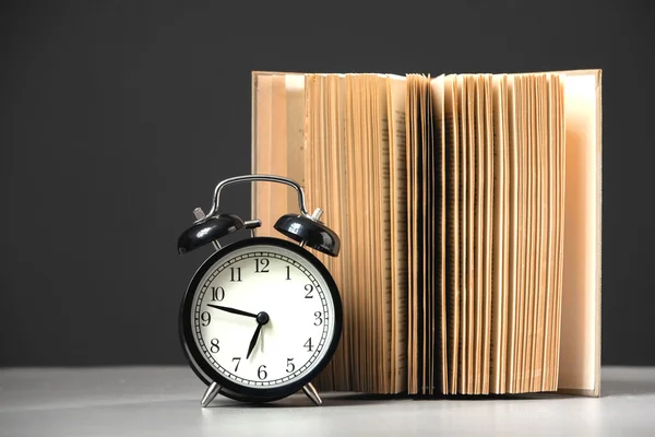 알람 시계와 책. — 스톡 사진