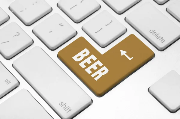 Beer time on the computer keyboard — Stock Photo, Image