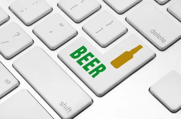 Tempo de cerveja no teclado do computador — Fotografia de Stock