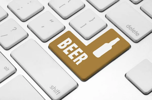 Tempo de cerveja no teclado do computador — Fotografia de Stock