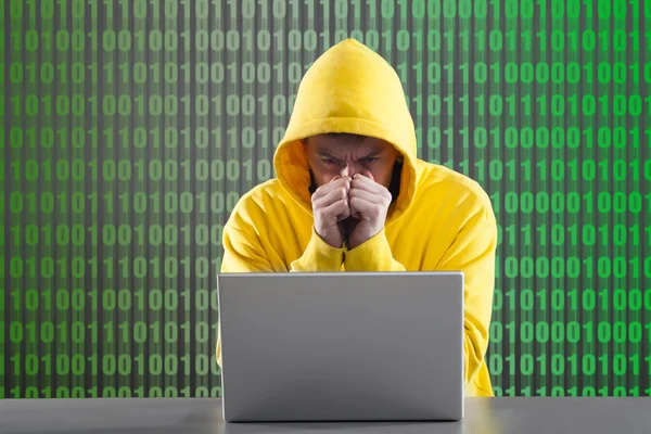 Hombre con una chaqueta amarilla trabajando en Internet —  Fotos de Stock