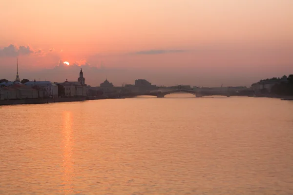 Zonsopgang op de rivier neva — Stockfoto