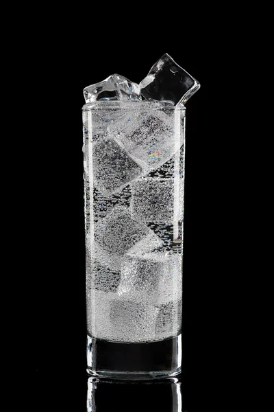 Vetro con acqua e ghiaccio. — Foto Stock