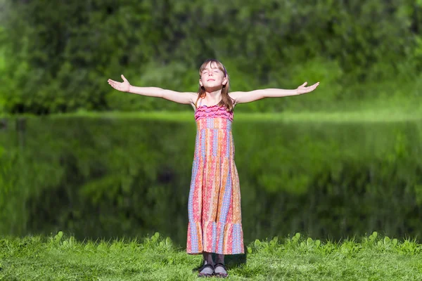 Zomer joy - mooi meisje — Stockfoto