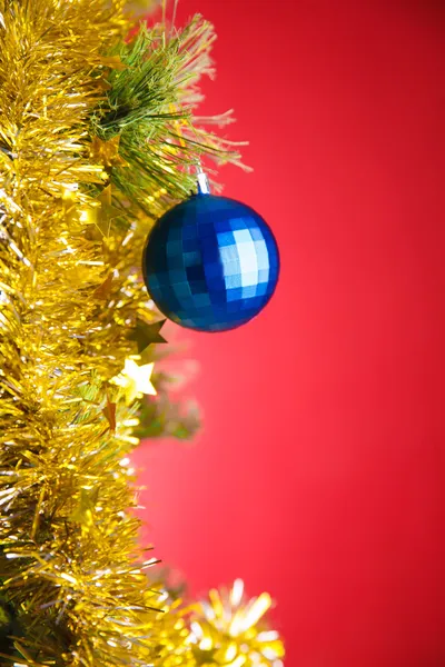 Close-up foto met decoraties van kerstboom. — Stockfoto