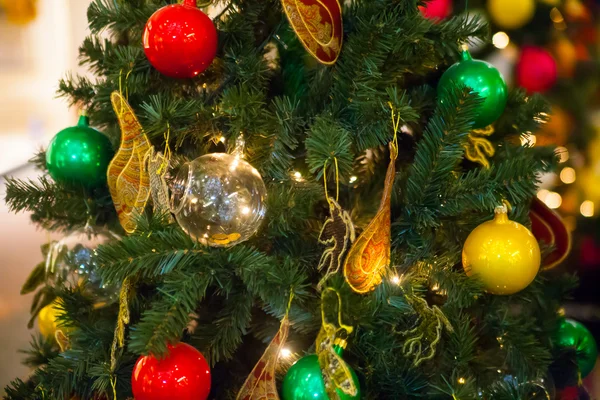 Close-up foto met decoraties van kerstboom. — Stockfoto