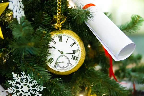 Foto de primer plano con decoraciones de árbol de Navidad. —  Fotos de Stock