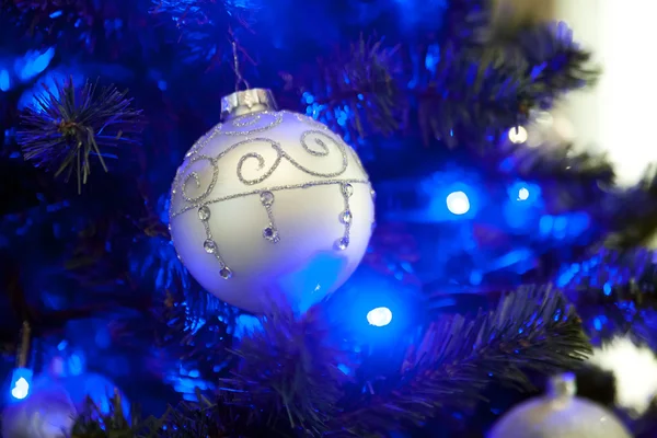 Foto de primer plano con decoraciones de árbol de Navidad. — Foto de Stock