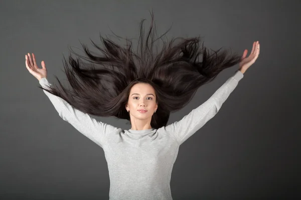 Vrouw op een grijze achtergrond — Stockfoto