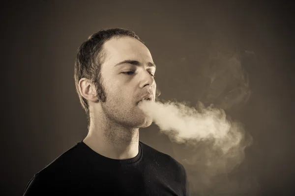 L'homme exhale la fumée . — Photo