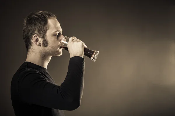 Mann trinkt Bier. — Stockfoto