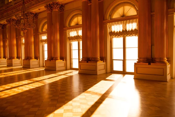 Hall in the museum. Sunlight. — Stock Photo, Image