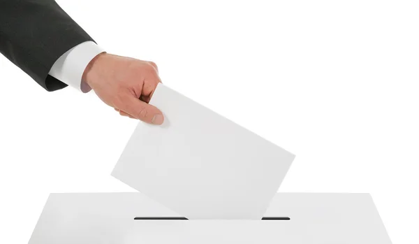 Die Hand des Mannes auf dem Stimmzettel an der Wahlurne. — Stockfoto