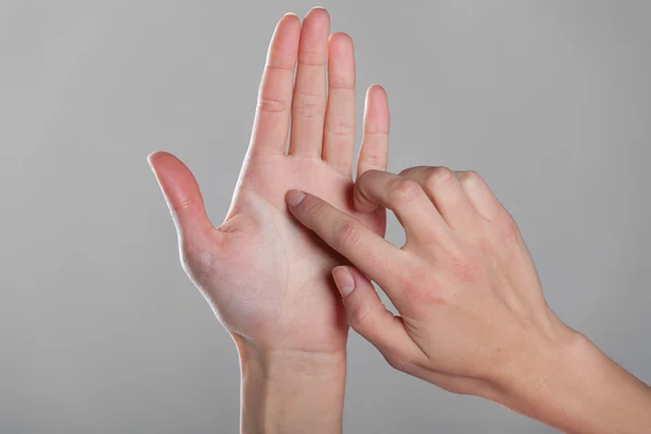 Dedo feminino toca uma mão aberta . — Fotografia de Stock