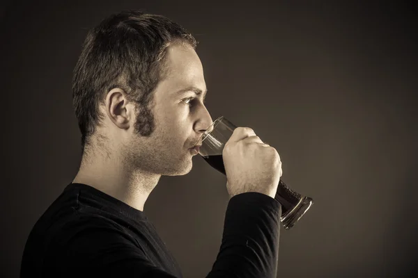 Homem a beber cerveja . — Fotografia de Stock