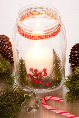 yanan bir fener ve Noel dekorasyon