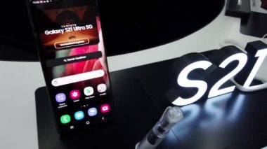 İstanbul, Türkiye - 19 Ağustos 2021: Samsung Galaxy s21 ultra 5g Türkiye 'deki bir teknoloji mağazasında .