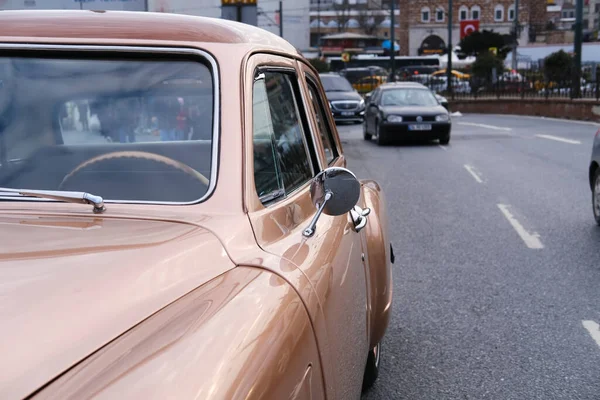İstanbul 'un A Street of A American Car' ın Yan Görünüm Detayları