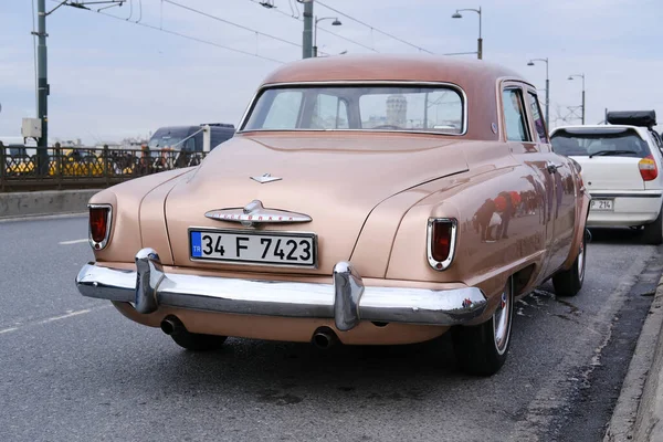 İstanbul, Türkiye - 26 Şubat 2022: Klasik ama iyi durumda olan Studebaker, İstanbul 'daki Galata Köprüsü' nde park halindeydi..