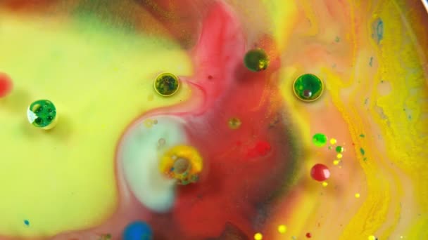 Colorful Abstract Bubbles Drops Flowing Yellow Red Water Surface Macro — Vídeo de Stock