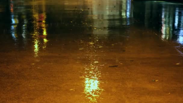 Проливной Дождь Отражения Света Земле Ночью — стоковое видео