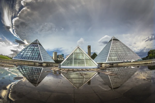 Glas piramides — Stockfoto