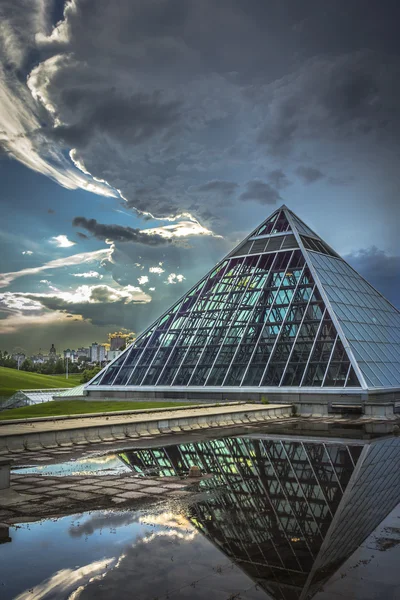 ガラスのピラミッド — ストック写真