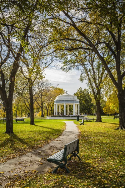 Stig genom parken — Stockfoto