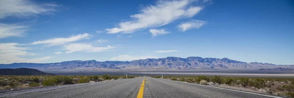 Desert highway — Stockfoto