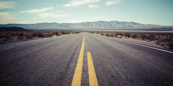 Desert highway — Stockfoto