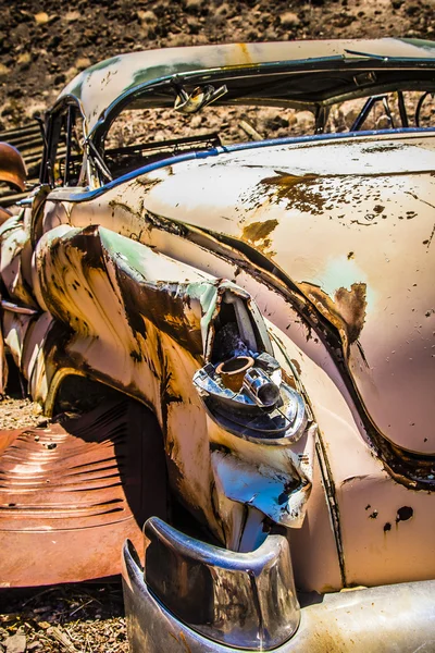 Roestige auto in de woestijn — Stockfoto
