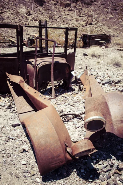 Rozsdás autó a sivatagban — Stock Fotó