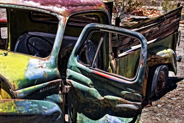 Rusty Truck out in the Desert — Stock Photo, Image