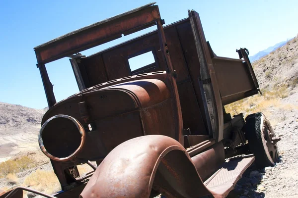 Camión oxidado en el desierto — Foto de Stock