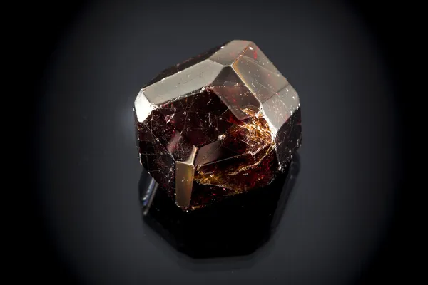 Granat fasetowanych kryształów — Zdjęcie stockowe