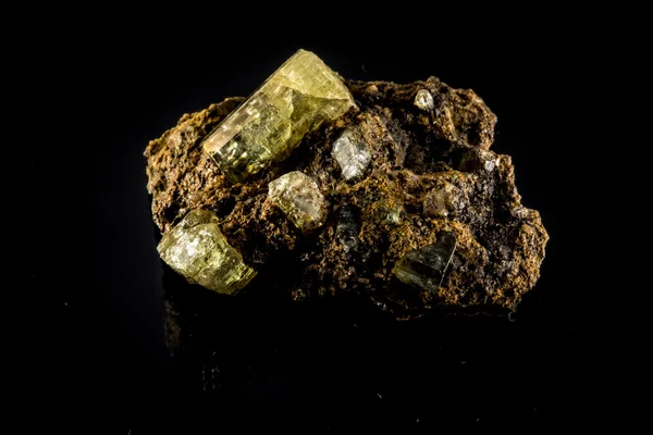 Rubellite 电气石矿物岩石 — 图库照片