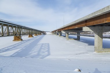 Kışın yeni köprü inşaatı