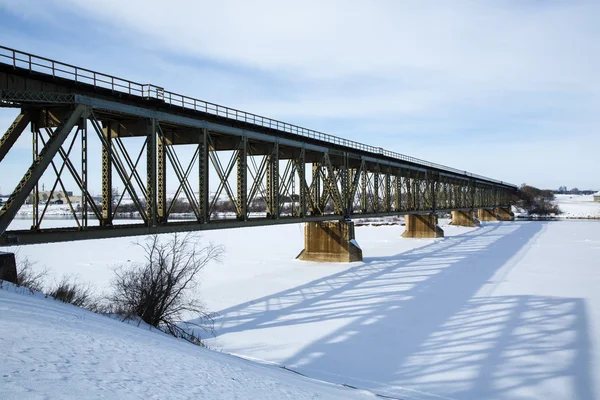 Eisenbahnbrücke im Winter — Stockfoto