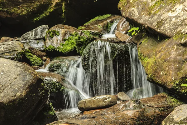 Поток воды над скалами — стоковое фото
