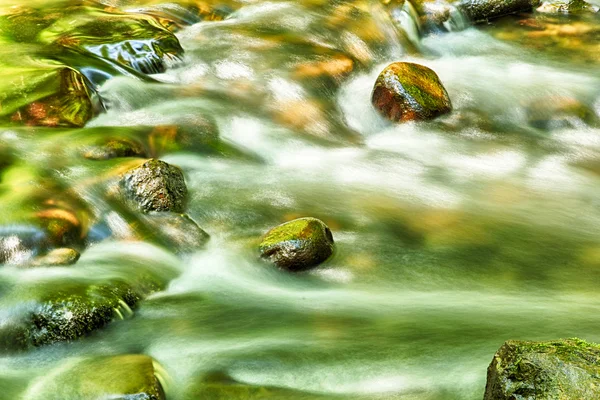 Vreedzame stream in groen en geel — Stockfoto
