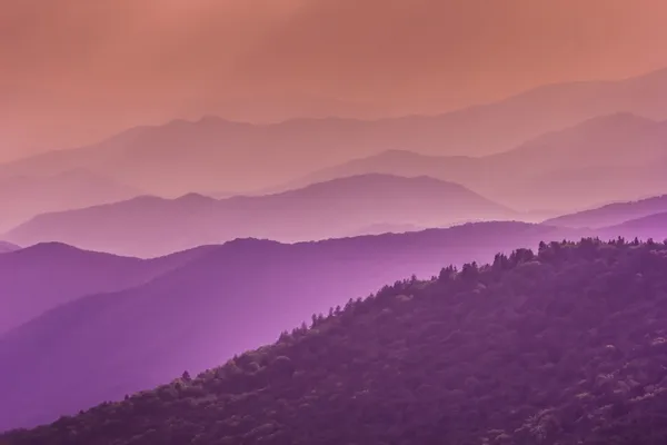 Tons roxos das grandes montanhas fumegantes — Fotografia de Stock