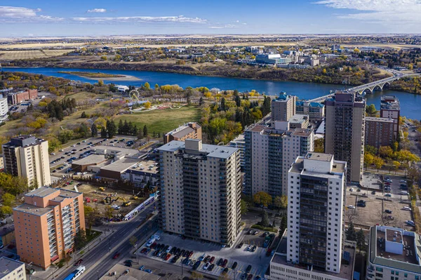Vista aérea del centro de la ciudad de Saskatoon, Saskatchewan, Canadá — Foto de Stock