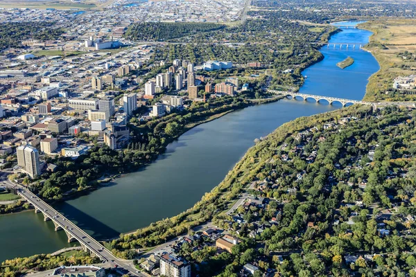 Saskatoon, Saskatchewan, Kanada şehir merkezinin hava manzarası — Stok fotoğraf