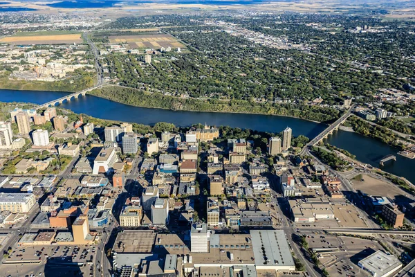 Vista aérea del centro de la ciudad de Saskatoon, Saskatchewan, Canadá — Foto de Stock